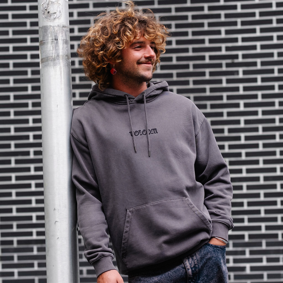 Homme portant le sweat à capuche Born2ride Volcom Big Stone Po couleur raisin en molleton avec broderie sur le devant