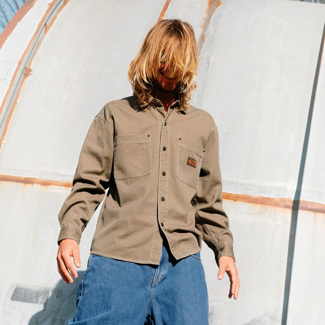 Homme portant une chemise Born2ride Volcom Levelstone LS en coton couleur terre avec poches poitrine