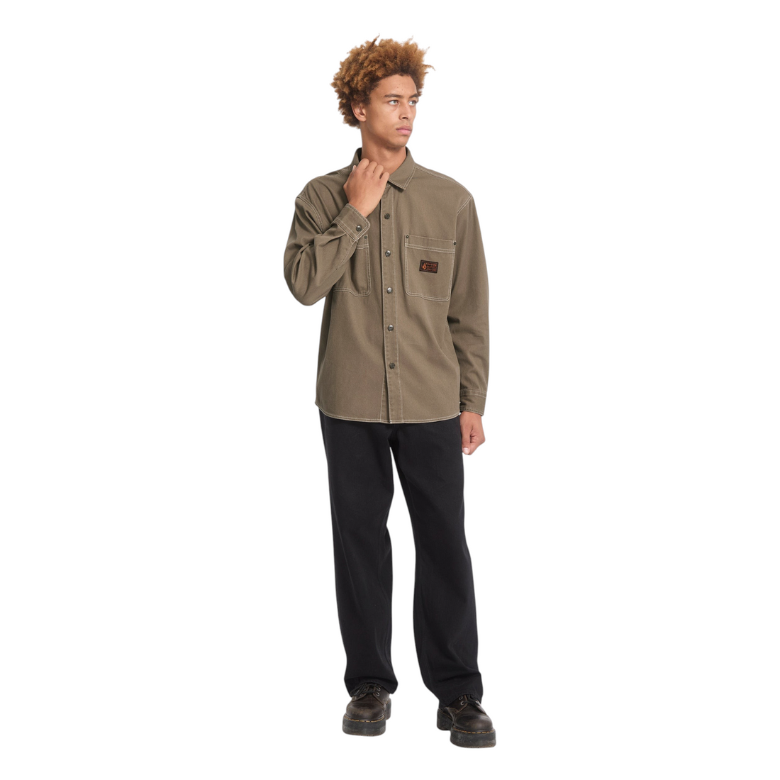 Homme portant la chemise Born2ride Volcom Levelstone LS en coton couleur terre avec poches poitrine