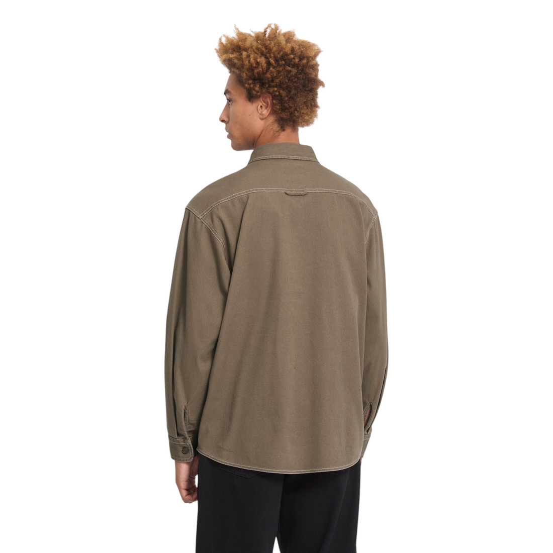 Vue arrière d'un homme portant la chemise Born2ride Volcom Levelstone LS en coton couleur terre à coupe décontractée