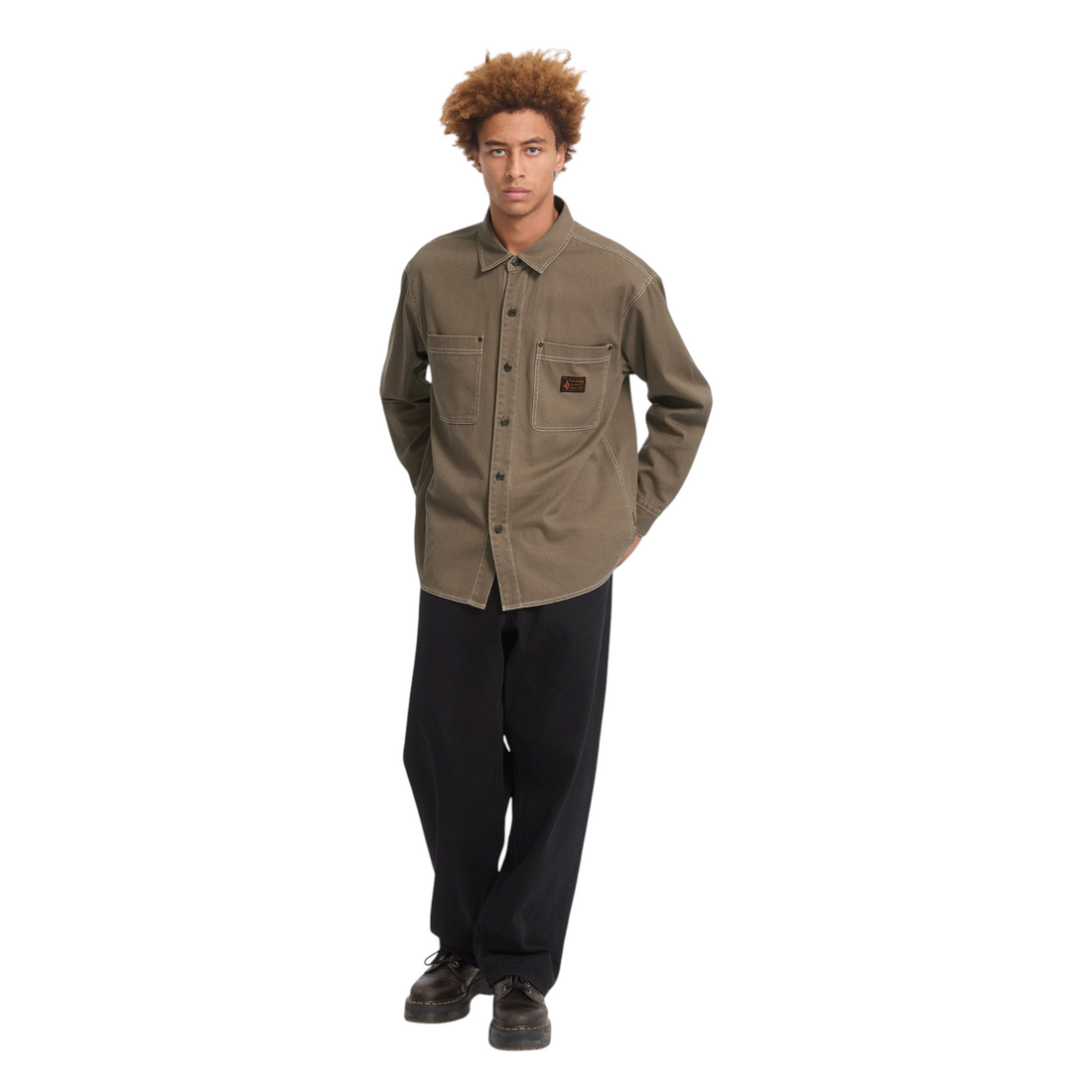 Homme portant la chemise Born2ride Volcom Levelstone LS en coton couleur terre avec poches poitrine