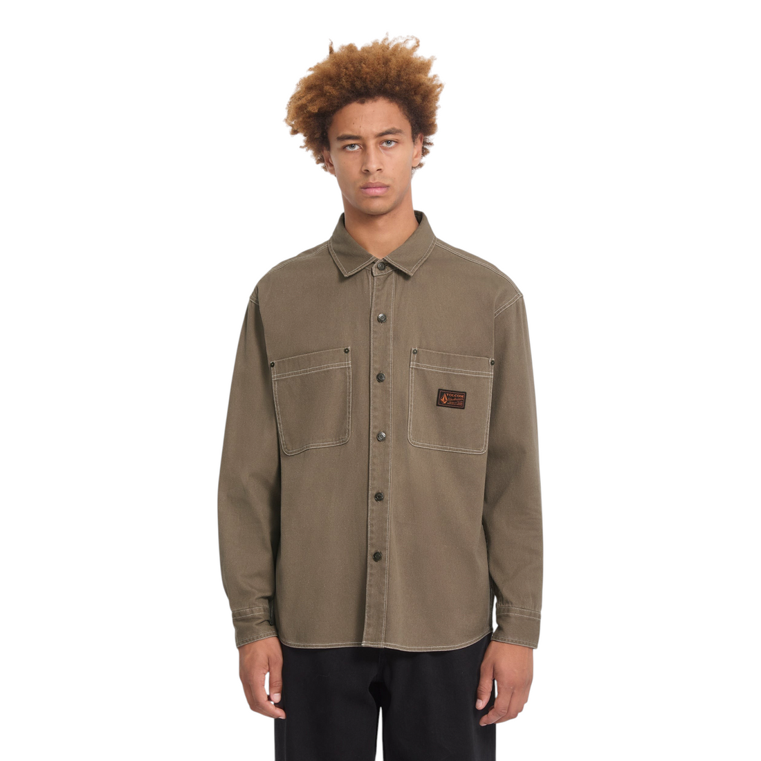 Homme portant une chemise Born2ride Volcom Levelstone LS en coton couleur terre avec poches poitrine