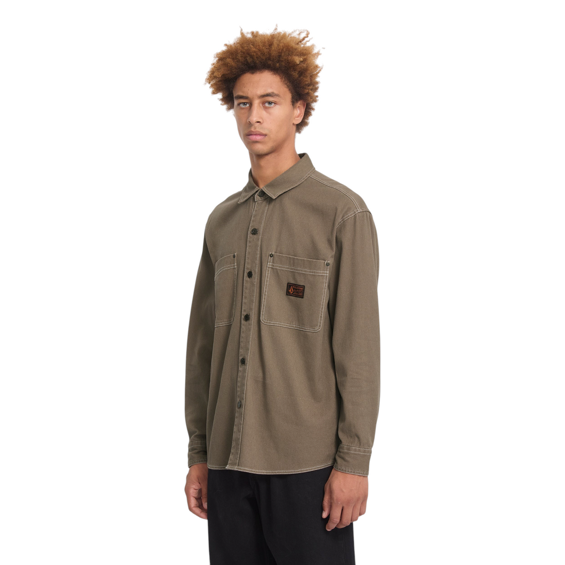 Homme portant une chemise Born2ride Volcom Levelstone LS en coton couleur terre avec poches poitrine