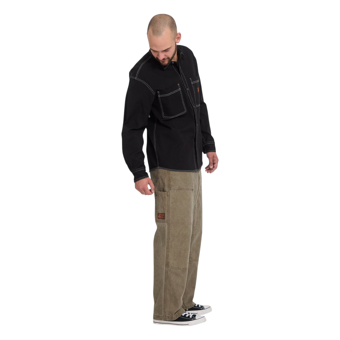 Homme portant le pantalon Born2ride Volcom Work Carpenter couleur Earth en coton épais avec poche marteau utilitaire