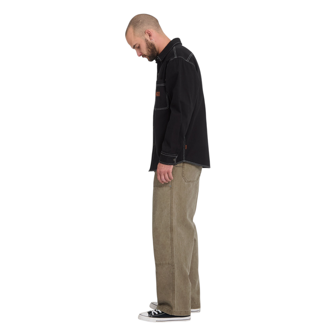 Homme portant le pantalon Born2ride Volcom Work Carpenter en coton épais coloris Earth avec poches utilitaires