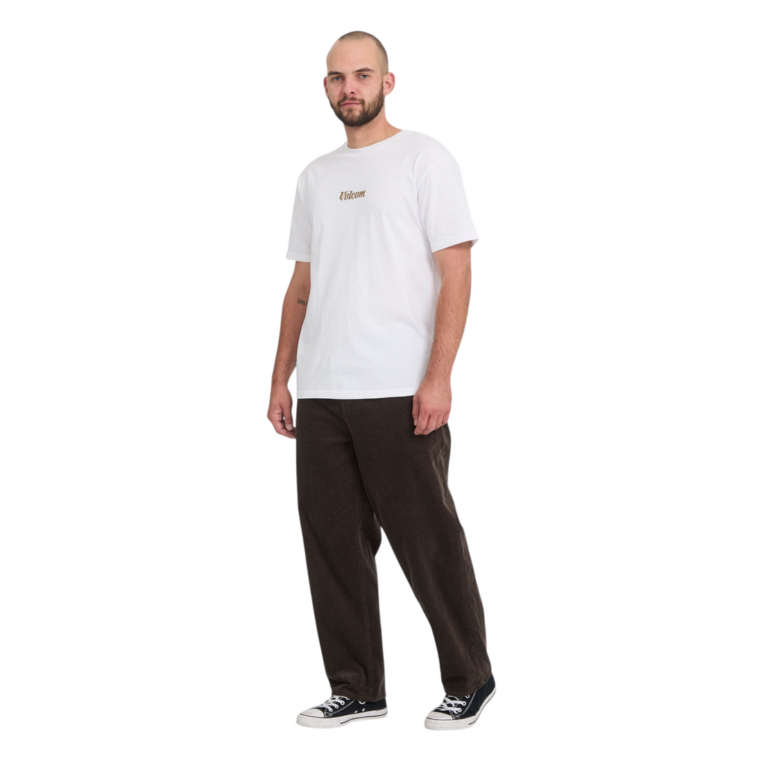 Homme portant le pantalon Born2ride Volcom Freazy Loose Ew en velours côtelé marron Wren et un t-shirt blanc