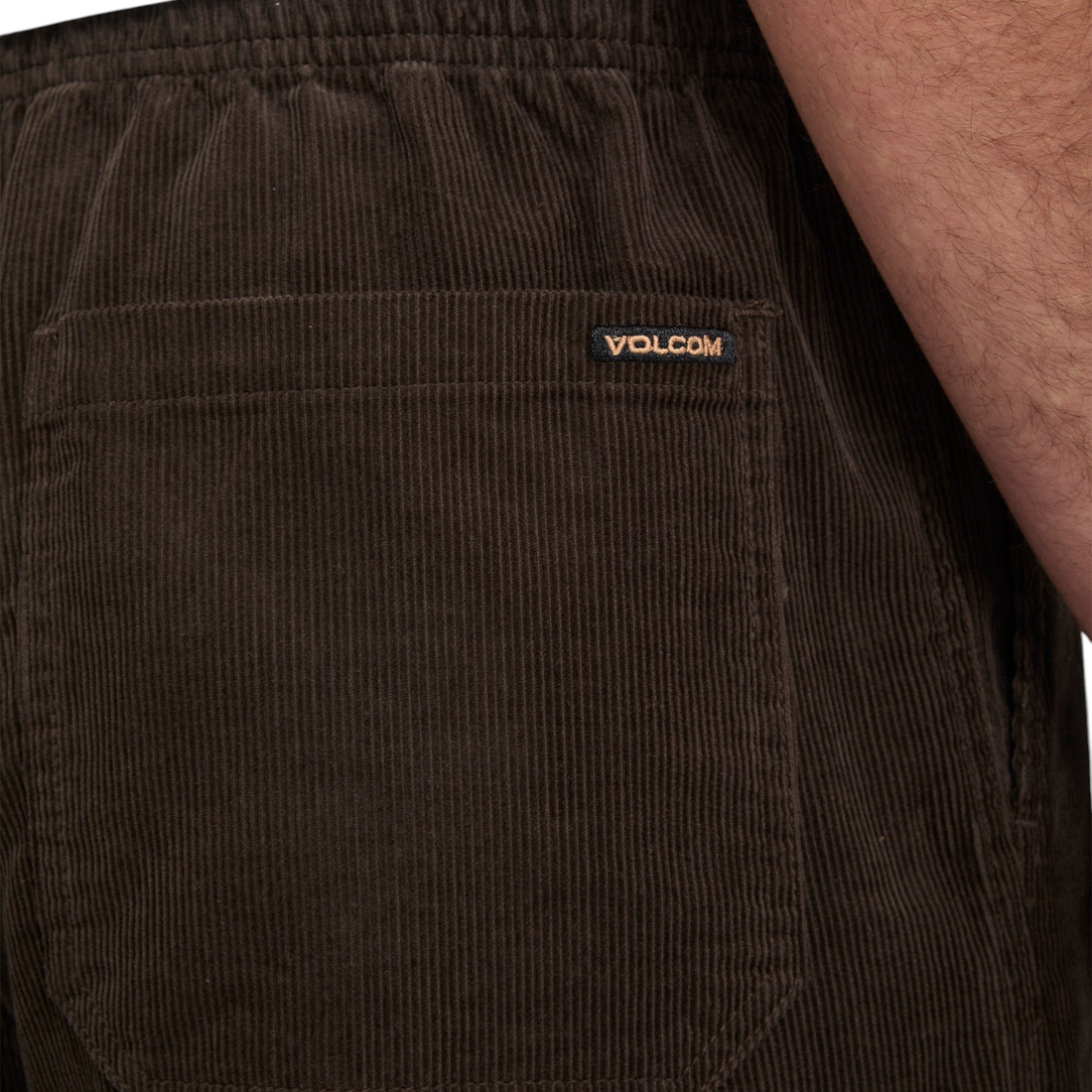 Gros plan sur la poche arrière en velours côtelé marron du pantalon Born2ride Volcom Freazy avec étiquette logo