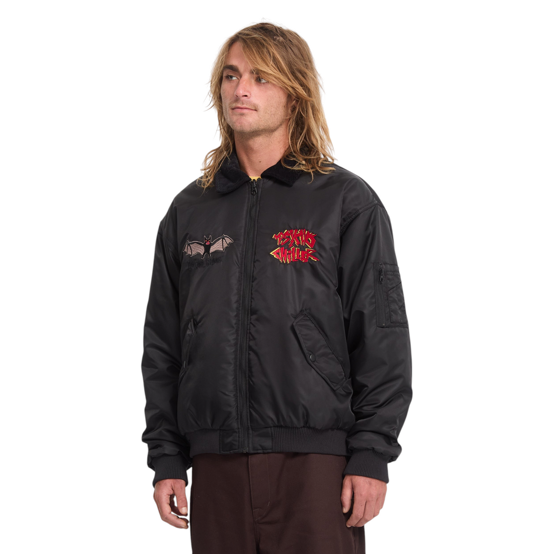 Homme portant la veste bomber noire réversible Born2ride Volcom Fa Ozzy avec col en velours côtelé et broderies