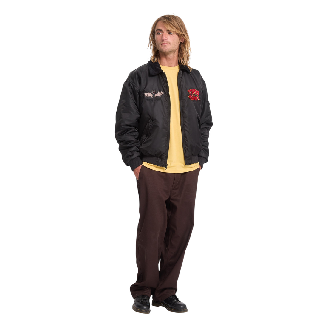 Homme portant la veste bomber réversible noire Born2ride Volcom Fa Ozzy avec col en velours et graphismes brodés