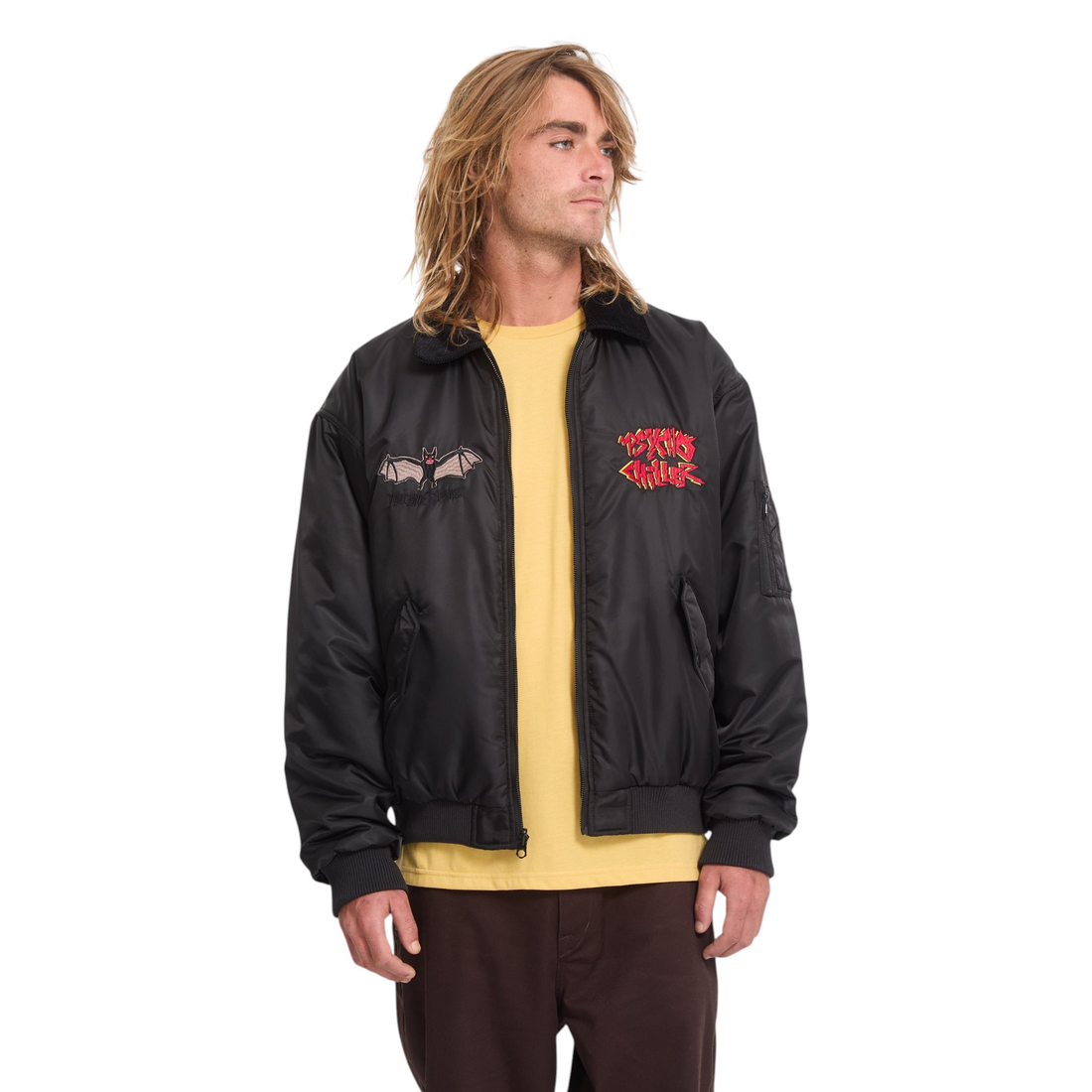 Homme portant la veste bomber réversible Born2ride Volcom Fa Ozzy noire en nylon avec col en velours côtelé