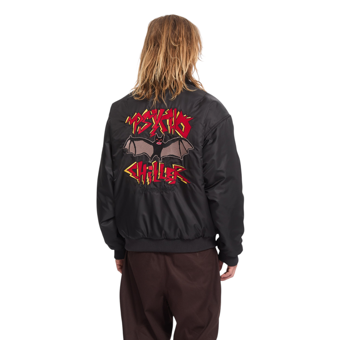 Veste bomber réversible noire Born2ride Volcom Fa Ozzy avec graphisme punk au dos porté par un homme