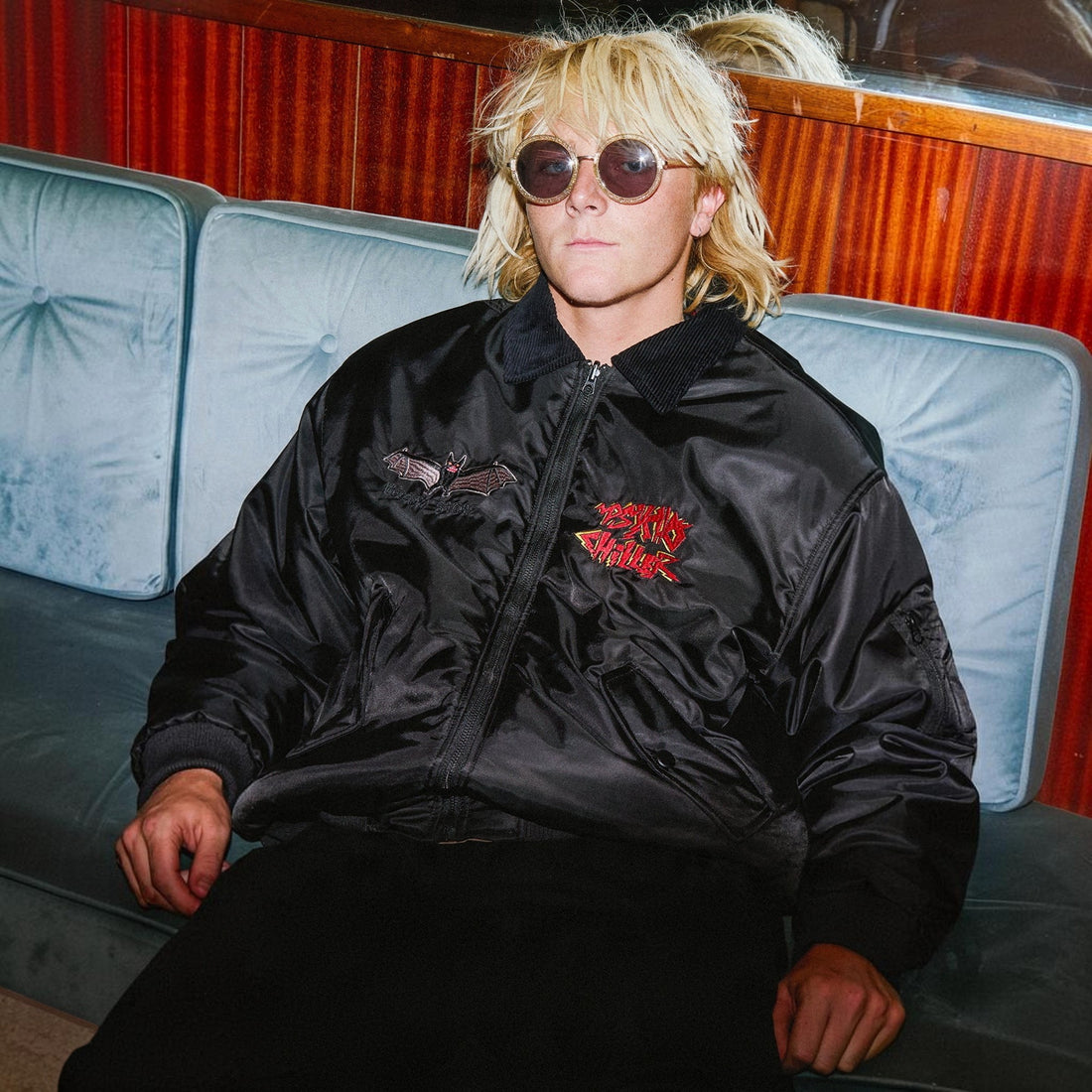 Homme portant la veste bomber noire réversible Born2ride Volcom Fa Ozzy avec broderies graphiques et col en velours