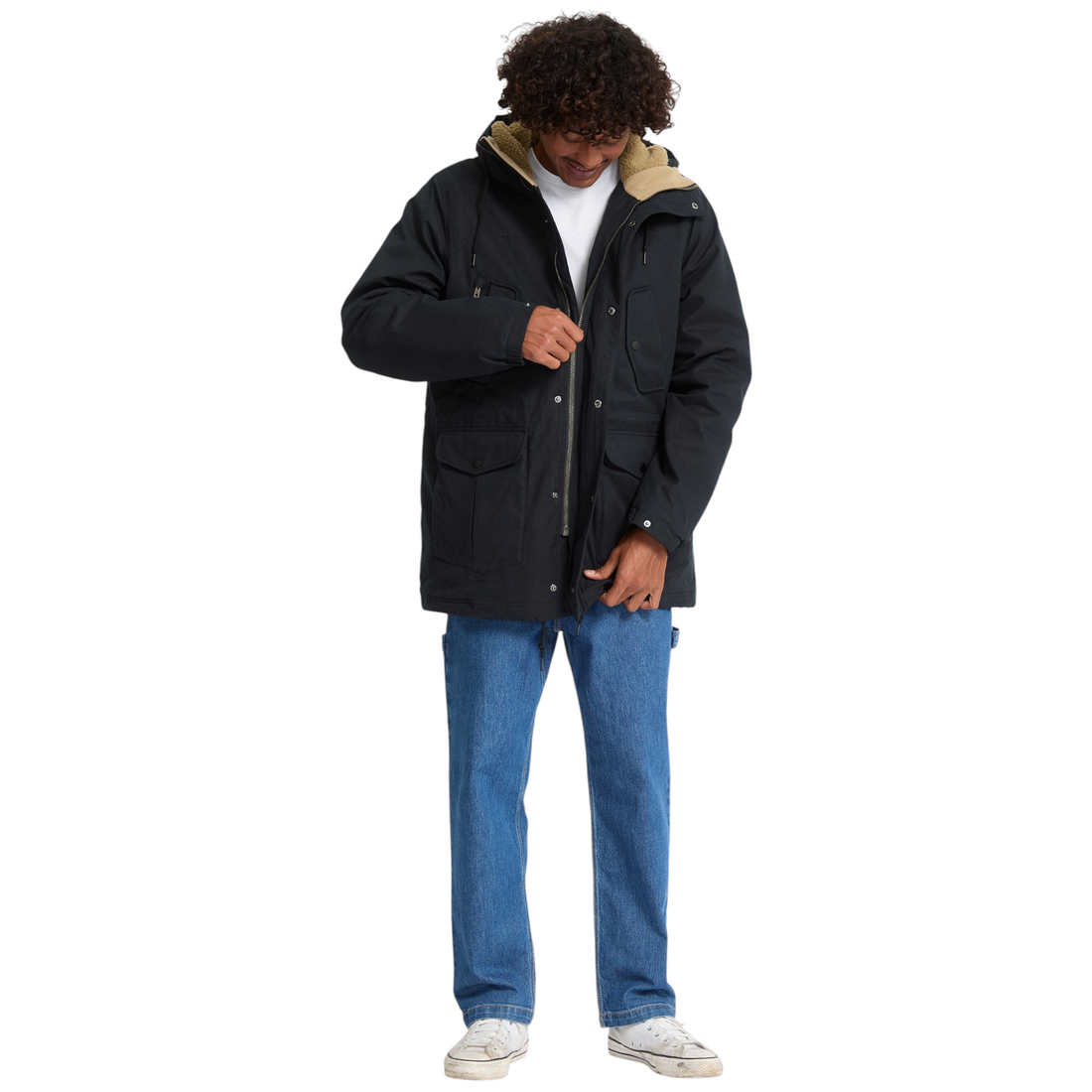 Homme portant la parka noire Volcom Starget 5K avec capuche doublée en sherpa, style streetwear hivernal