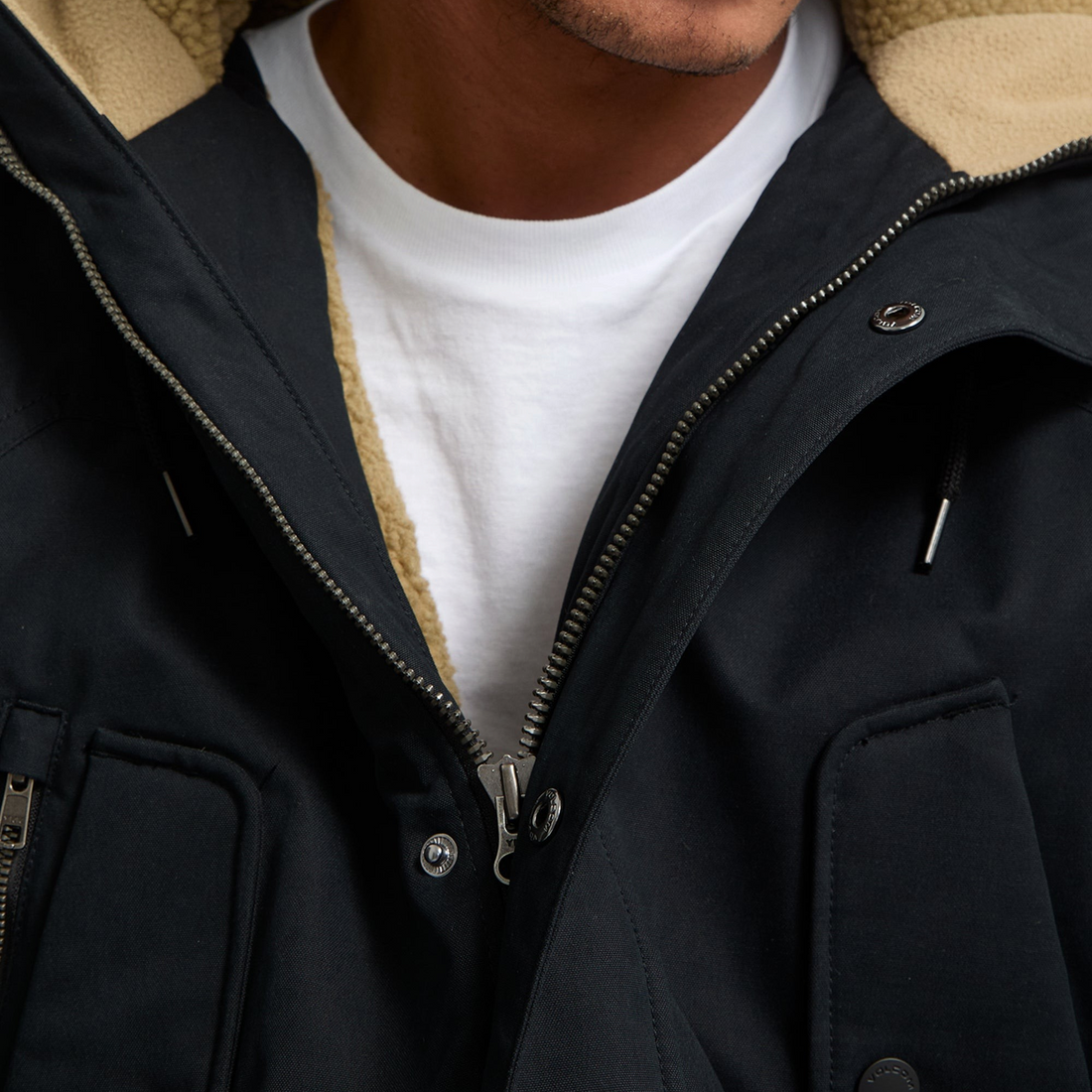 Parka Born2ride Volcom Starget 5K noire avec capuche doublée en polaire beige, vue rapprochée sur le buste