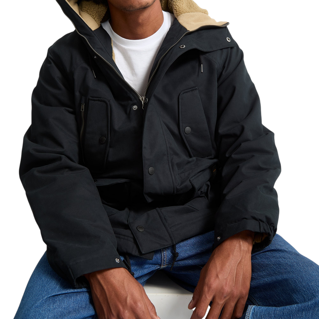Homme portant la parka noire Born2ride Volcom Starget 5K avec capuche doublée en polaire beige