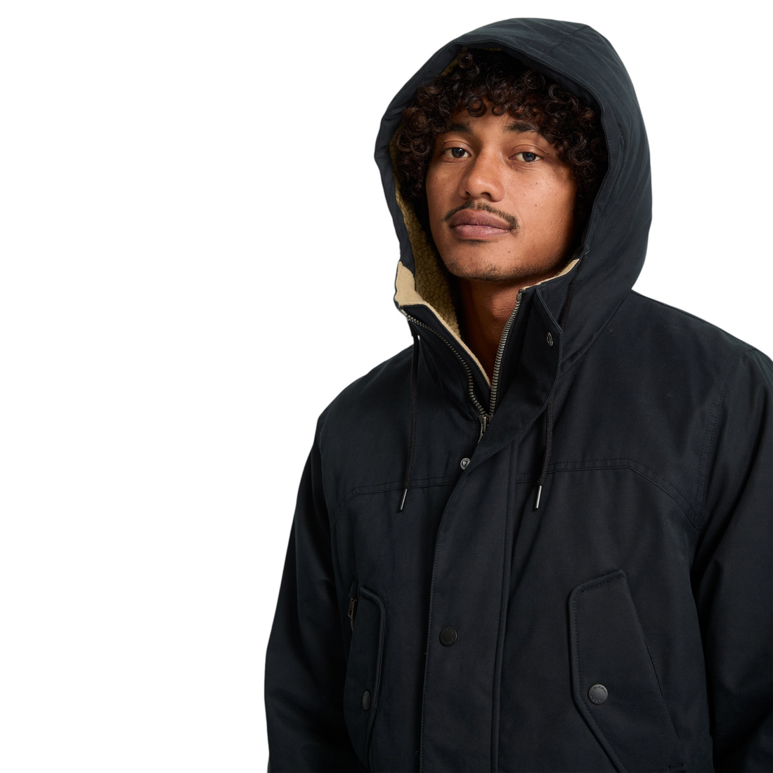 Homme portant la parka noire Volcom Starget 5K avec capuche doublée, style streetwear technique de Born2ride