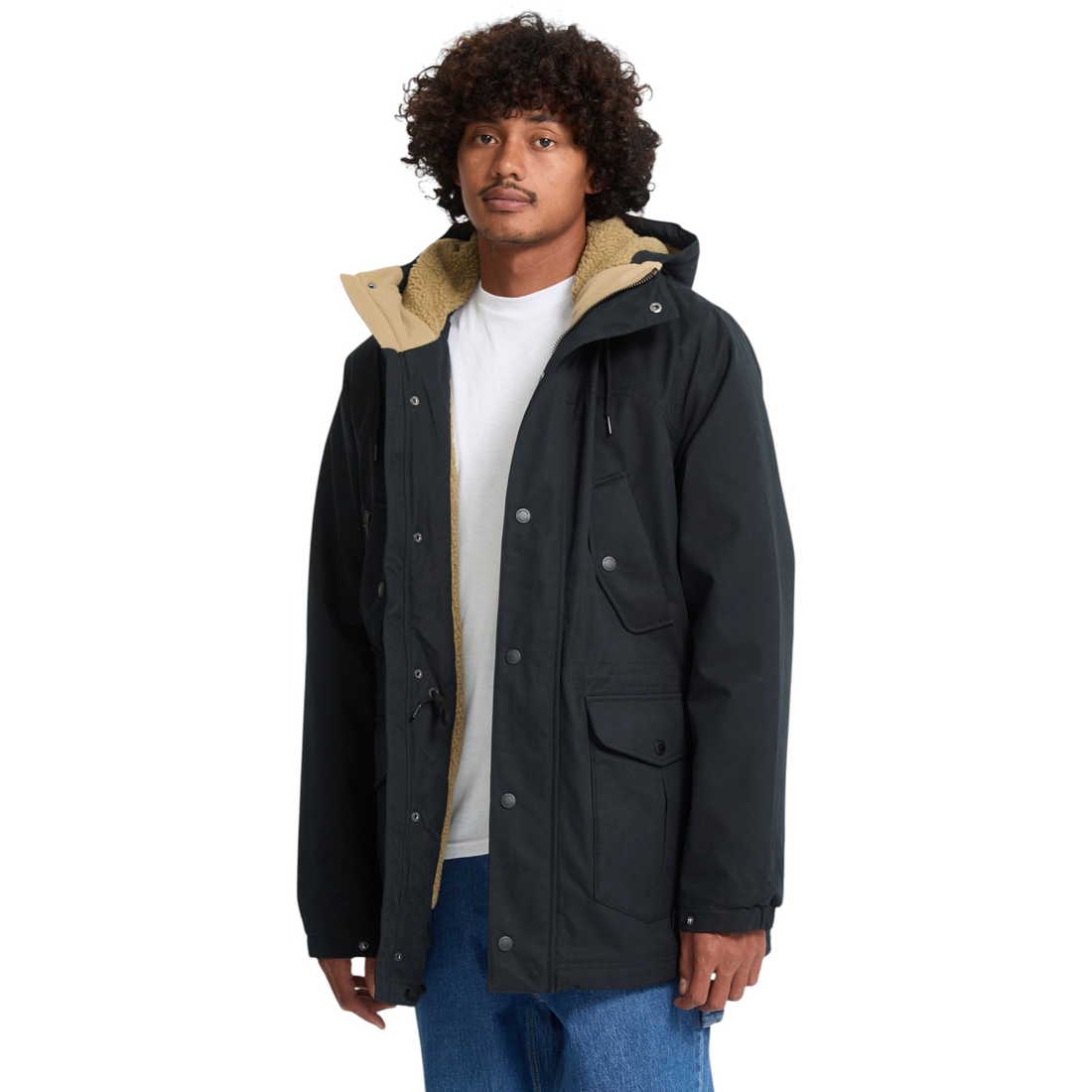 Homme portant la parka noire Born2ride Volcom Starget 5K avec doublure en fausse fourrure beige et capuche