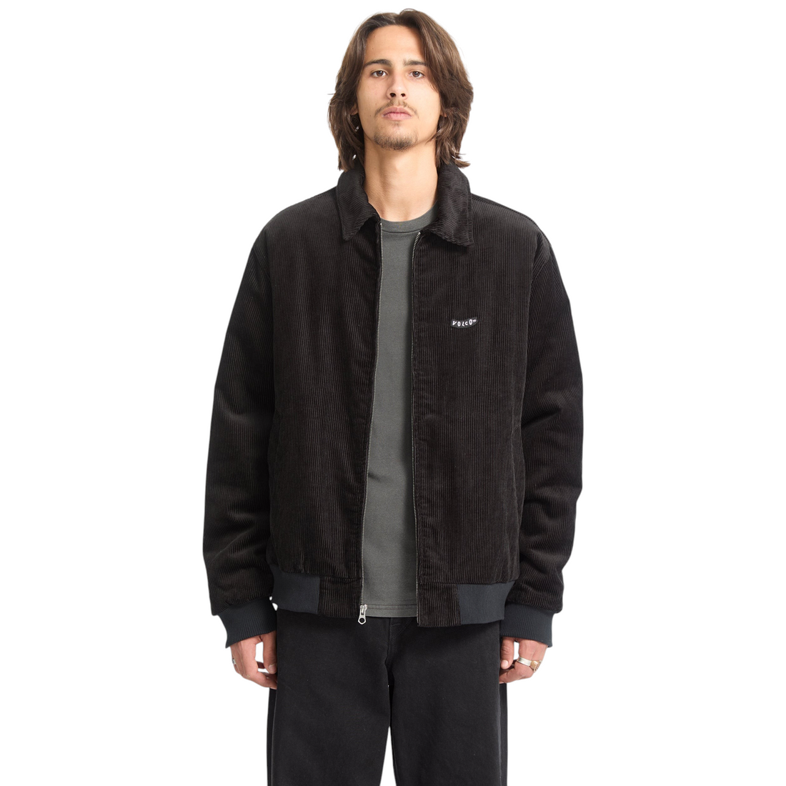 Homme portant la veste noire en velours côtelé Volcom Kurtis Jacket avec doublure chaude, vendue par Born2ride