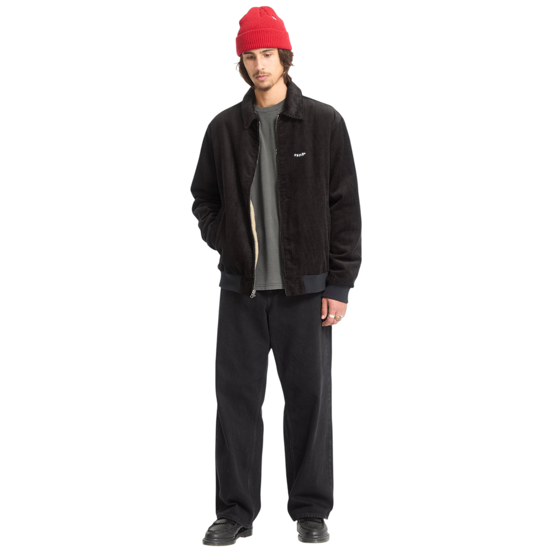 Homme portant la veste noire Born2ride Volcom Kurtis en coton avec doublure en fausse fourrure et bonnet rouge