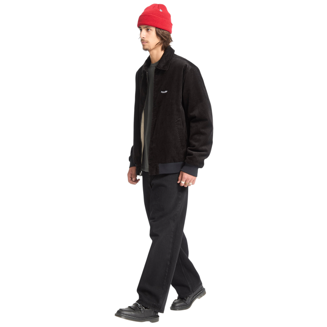 Homme portant la veste Born2ride Volcom Kurtis noire en coton avec doublure en fausse fourrure et bonnet rouge