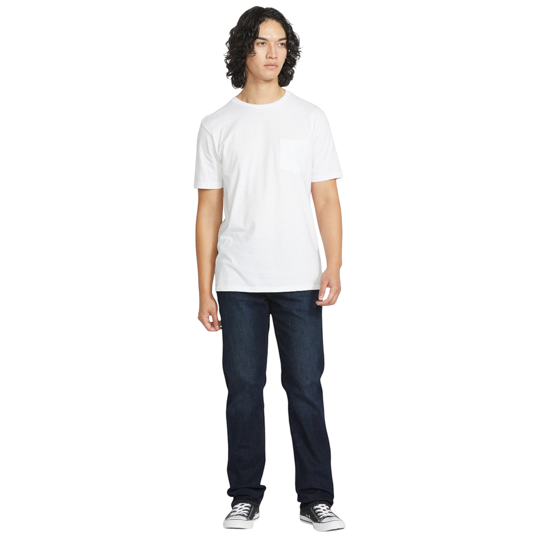 Homme portant un jean Volcom Solver Denim bleu foncé à coupe droite et un t-shirt blanc, style streetwear Born2ride