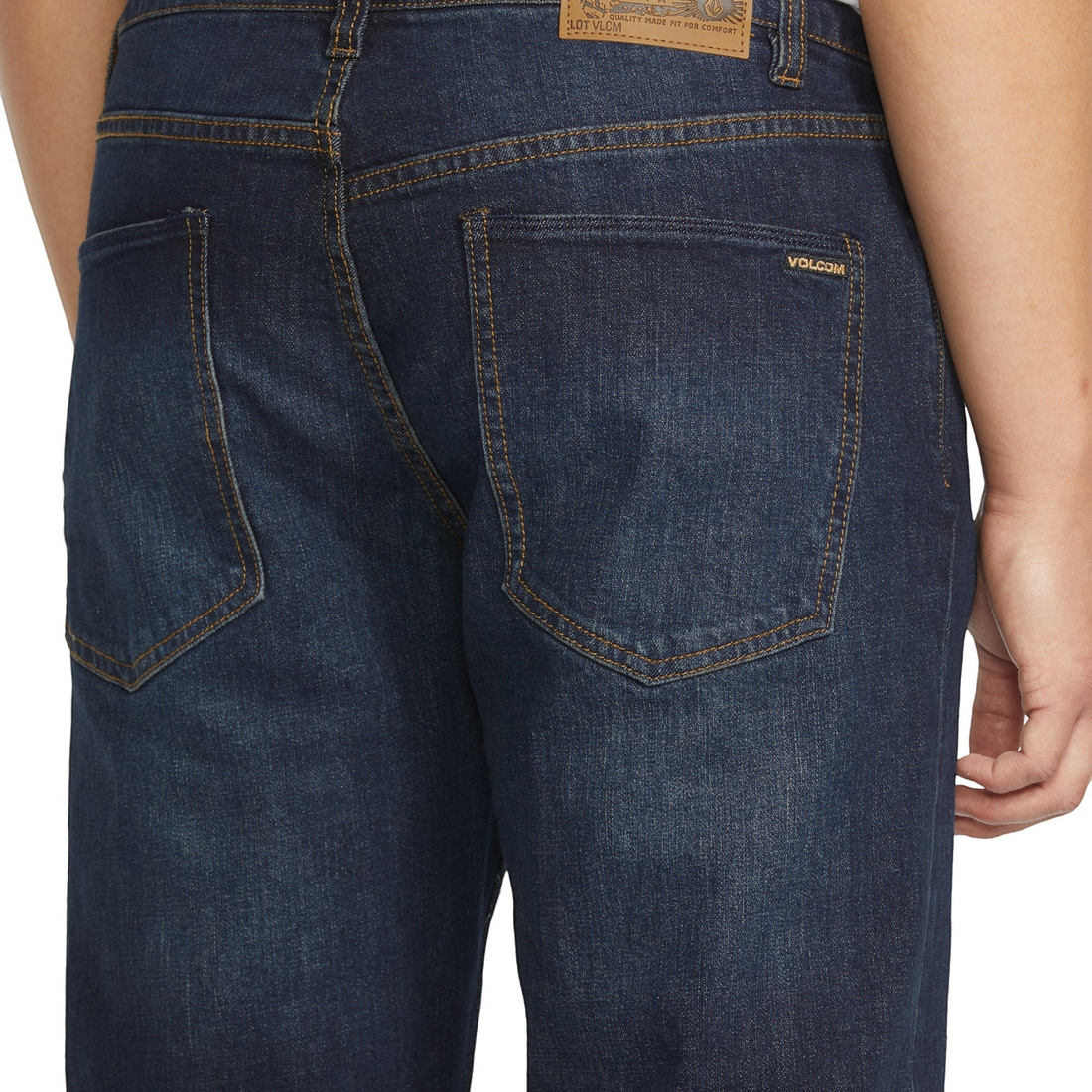 Jean homme Born2ride Volcom Solver en denim bleu foncé avec surpiqûres contrastées et étiquette en cuir à la taille