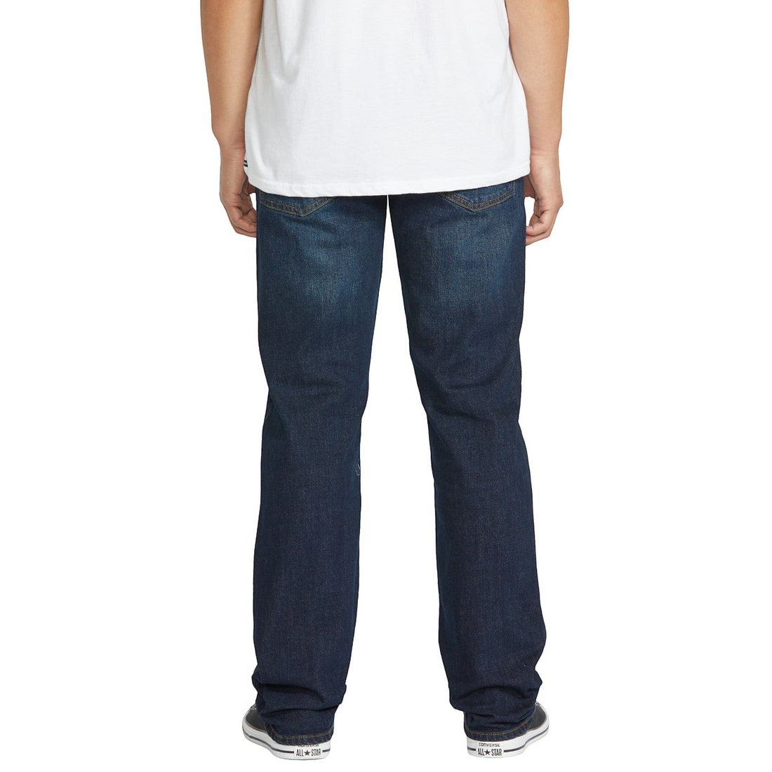 Jean homme Volcom Solver bleu en denim extensible coupe droite vue arrière porté avec un t-shirt blanc