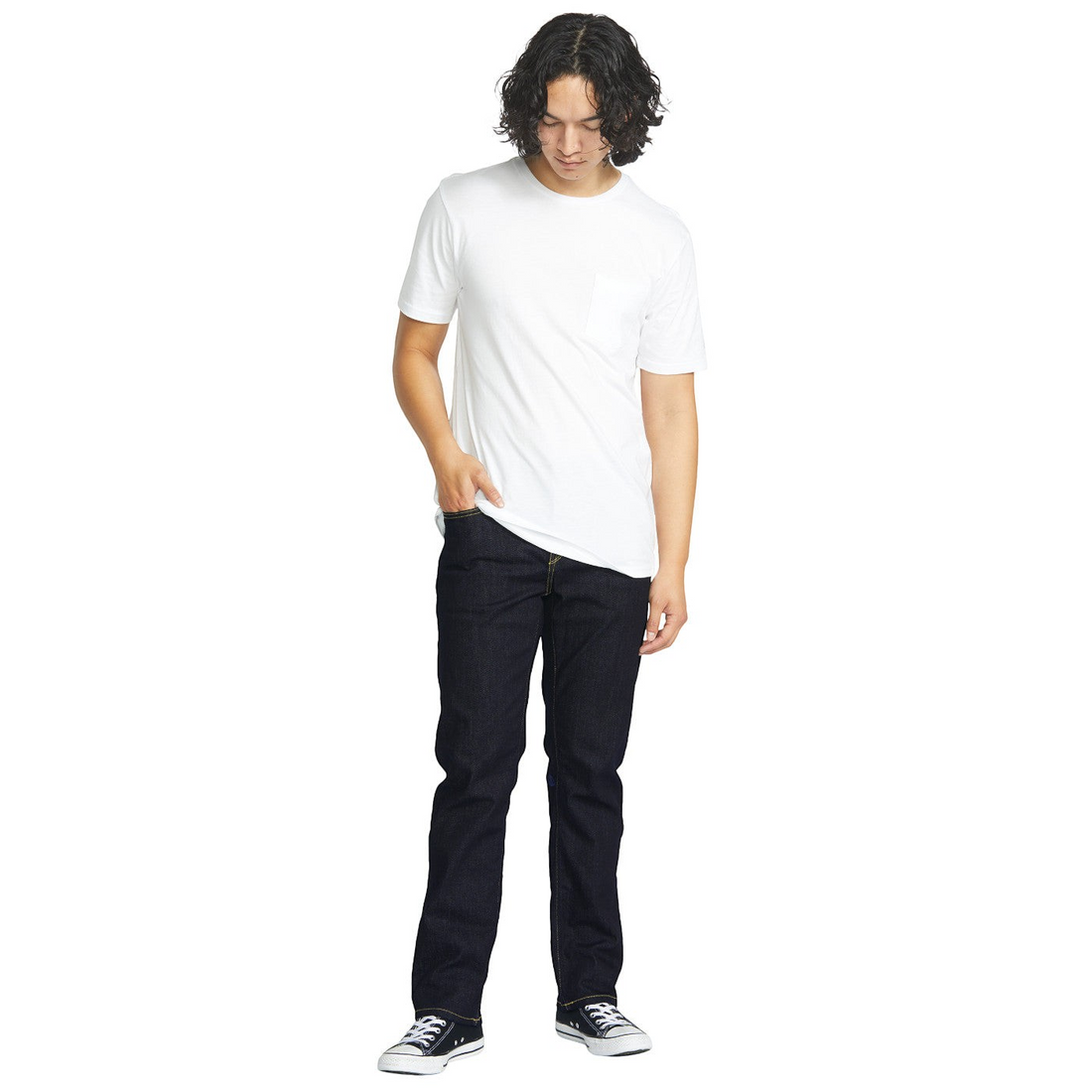 Homme portant un jean droit Born2ride Volcom Solver bleu foncé avec un t-shirt blanc et des baskets