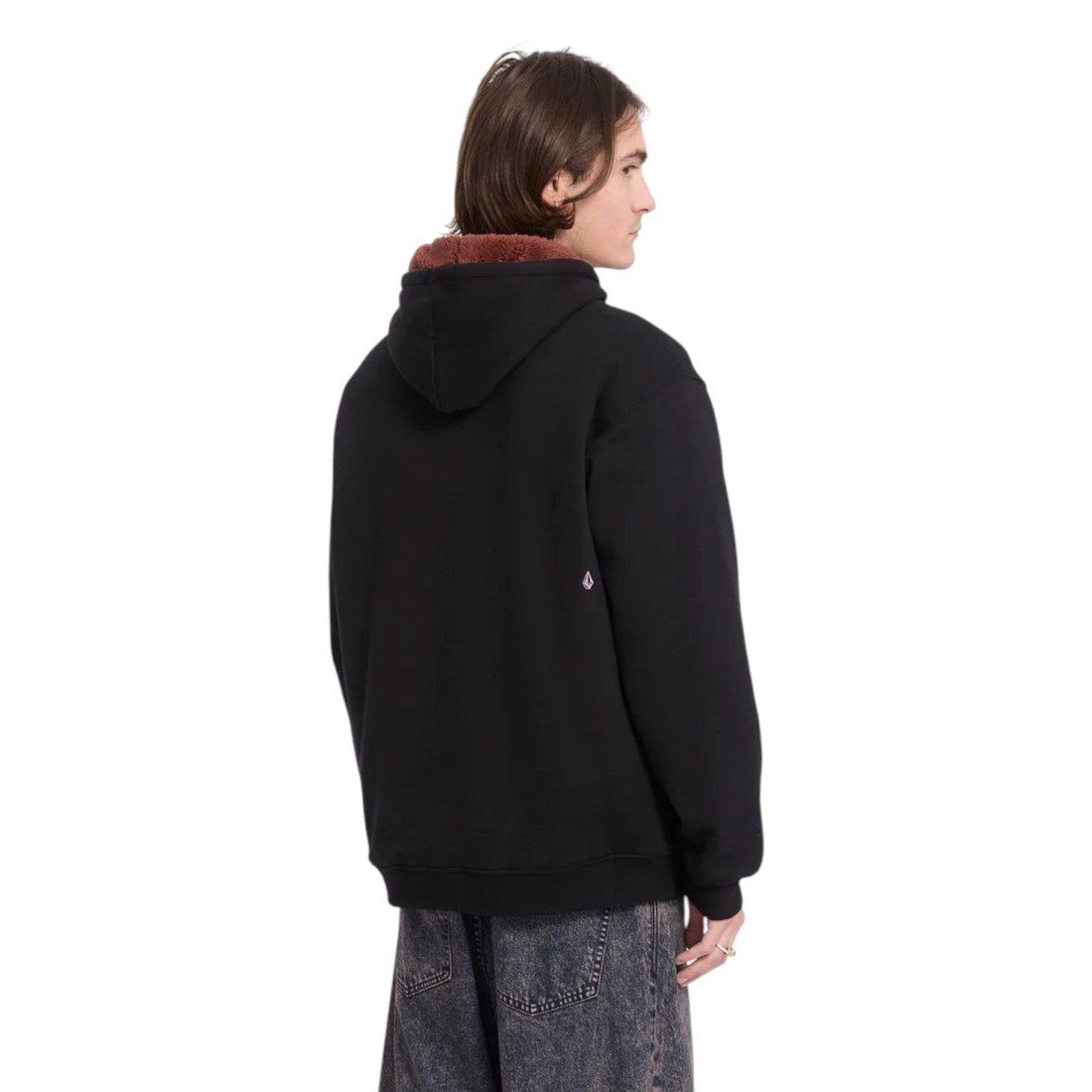 Homme portant le sweat à capuche Born2ride Volcom Fa Ozzy Po noir avec doublure en fausse fourrure vue de dos