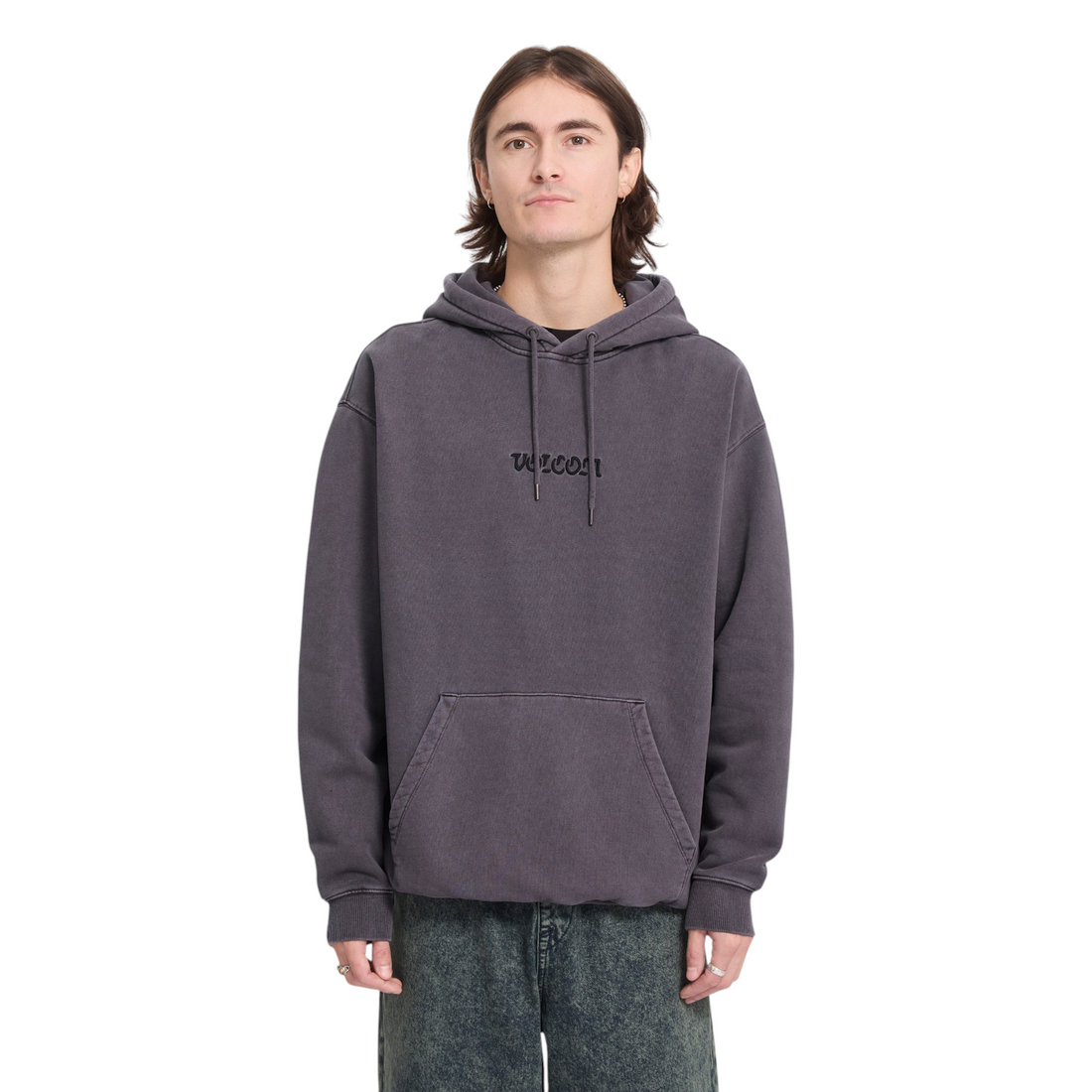 Homme portant le sweat à capuche Born2ride Volcom Big Stone Po couleur raisin en molleton avec broderie sur le devant