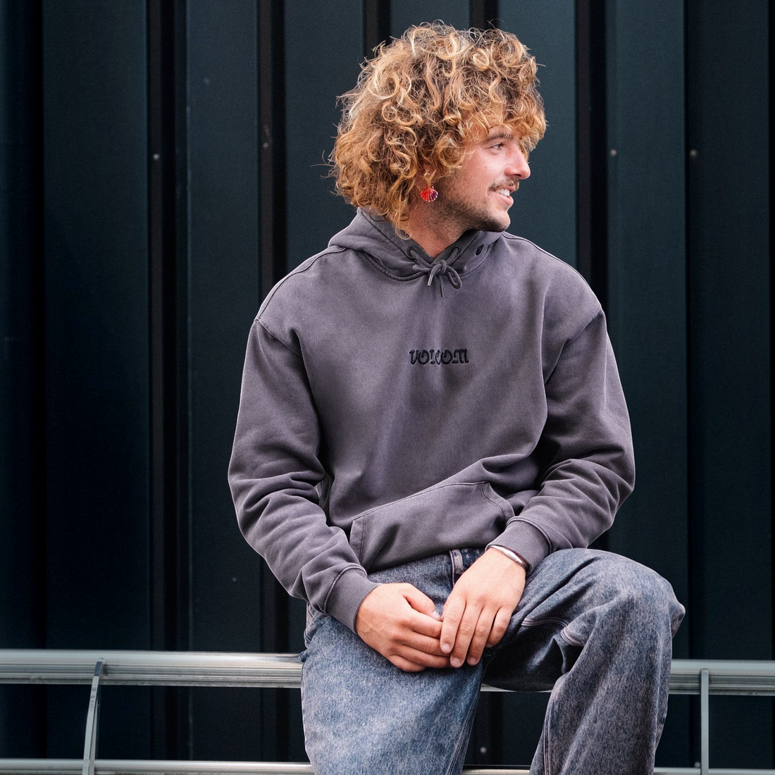 Homme portant un sweat à capuche Born2ride Volcom Big Stone Po couleur raisin en molleton avec broderie sur la poitrine