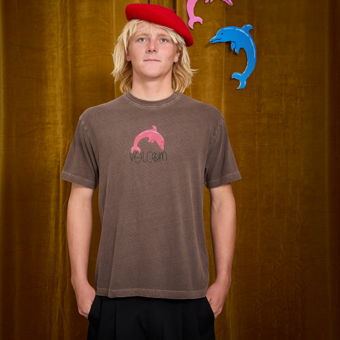 Homme portant un t-shirt Born2ride Volcom Fa Ozzy 3 Sst en coton bio couleur raisin avec graphisme dauphin