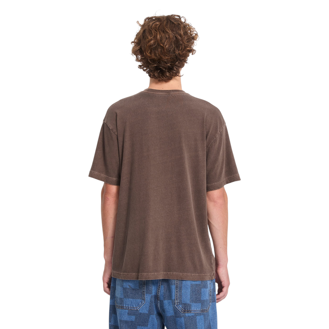 Vue arrière d'un homme portant le t-shirt Born2ride Volcom Fa Ozzy 3 Sst en coton biologique couleur raisin