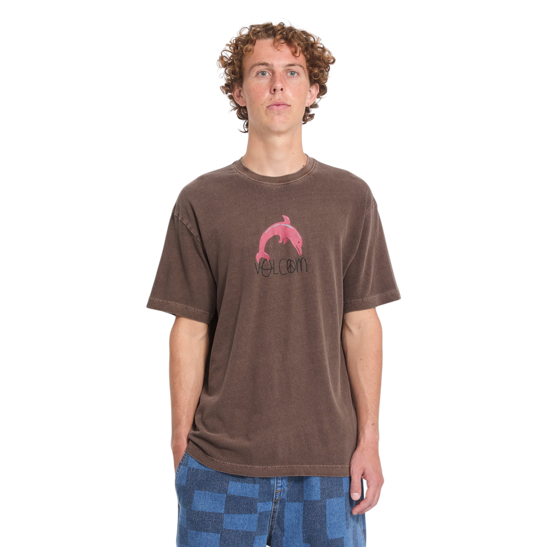 Homme portant un t-shirt Born2ride Volcom Fa Ozzy 3 Sst couleur raisin en coton bio avec motif dauphin rose