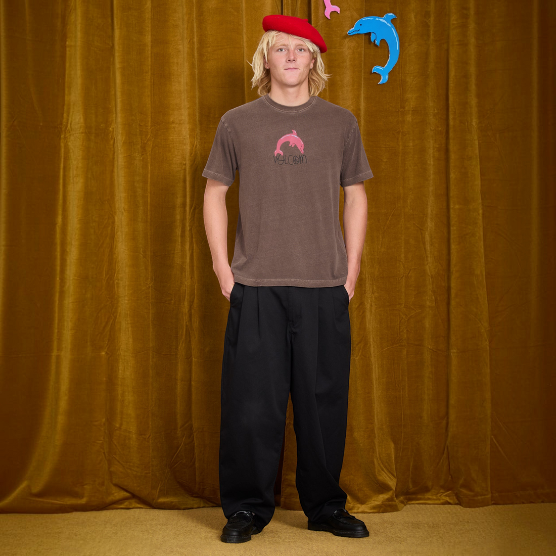 Homme portant un t-shirt Born2ride Volcom Fa Ozzy 3 Sst couleur raisin en coton bio avec graphisme dauphin