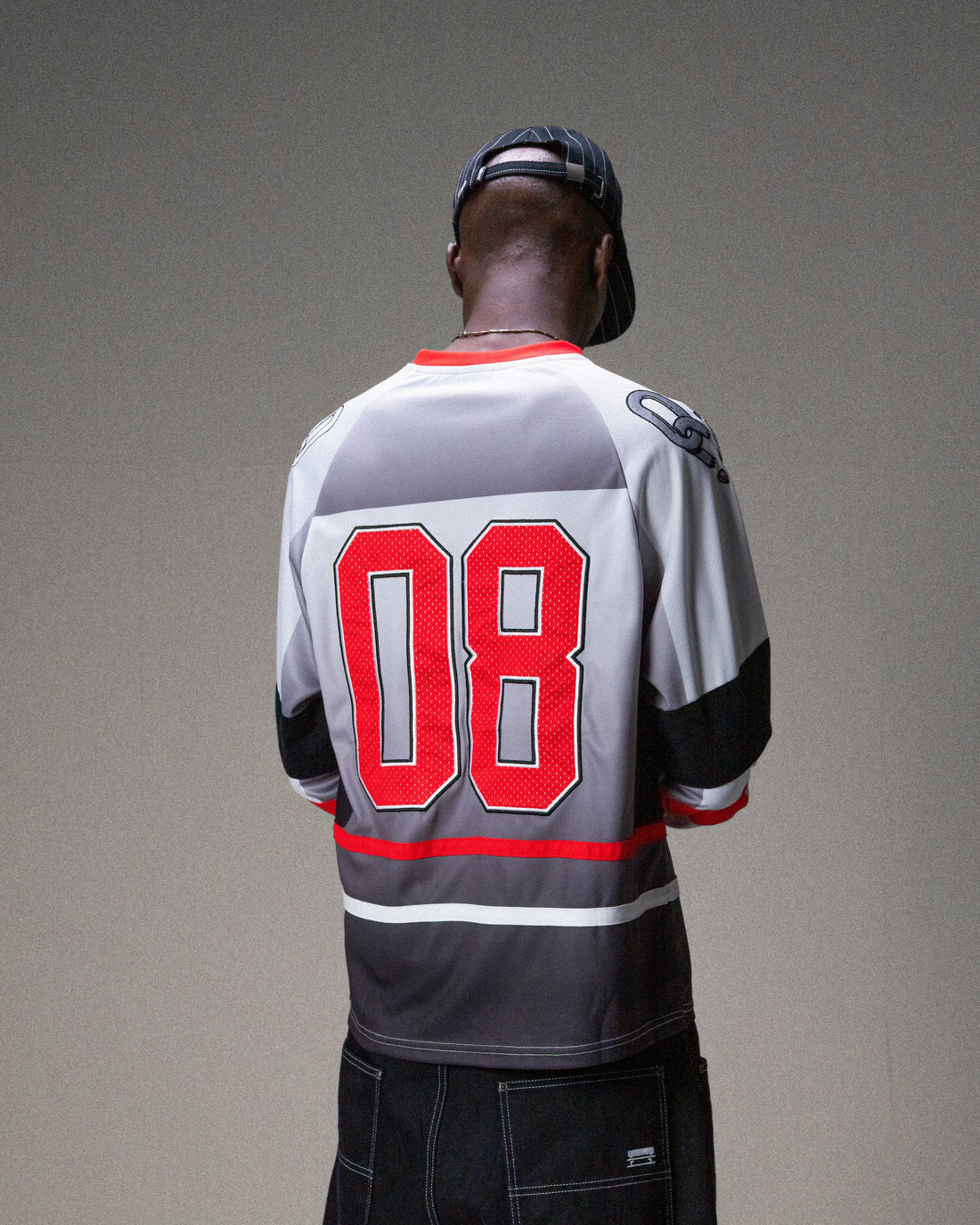 Homme portant le maillot de hockey Born2ride Jacker B.P J-Star multicolore en polyester avec le numéro 08 au dos