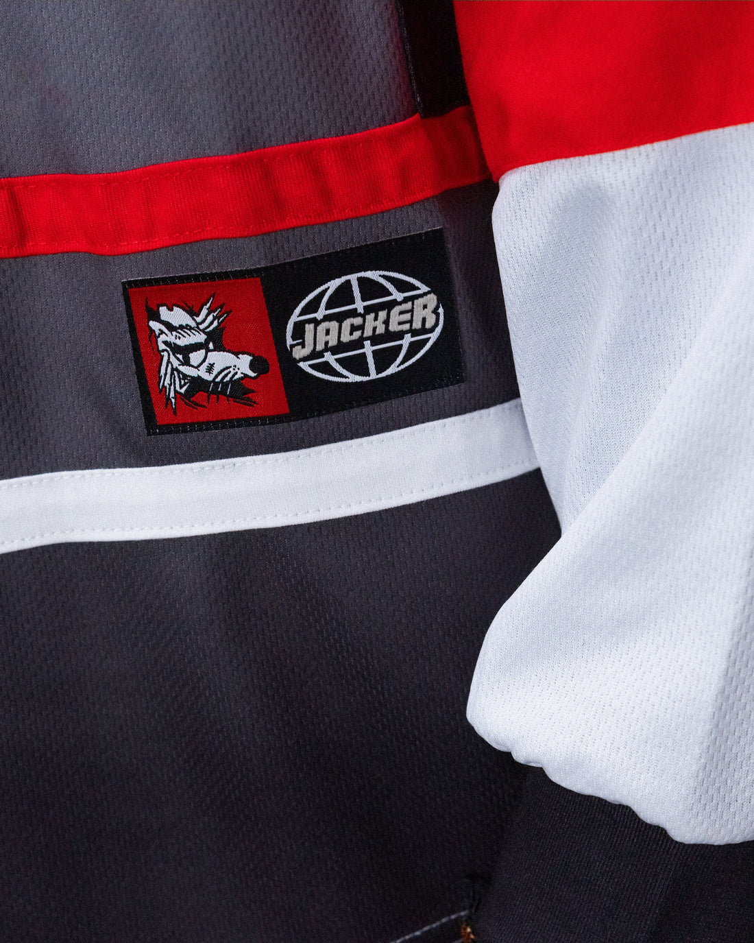 Gros plan sur le maillot Born2ride Jacker B.P J-Star en polyester avec logo graphique et détails rouge et blanc