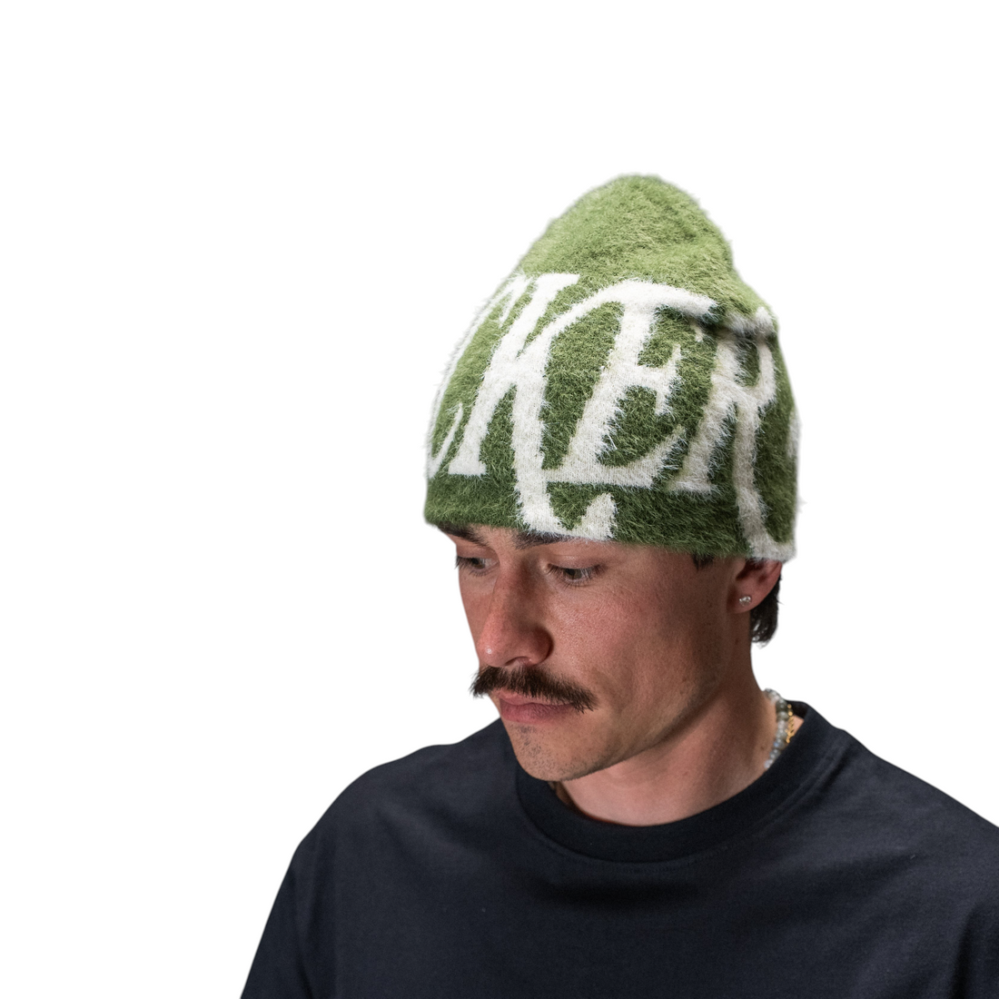 Bonnet Born2ride Jacker Blur en maille effet mohair vert avec logo blanc porté par un homme