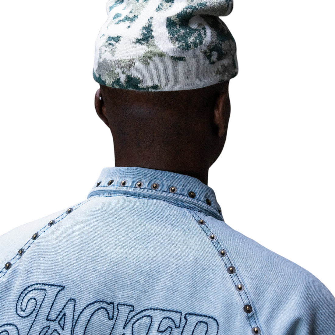 Bonnet Born2ride Jacker Classic en maille acrylique avec motif camouflage vert et blanc porté par un homme