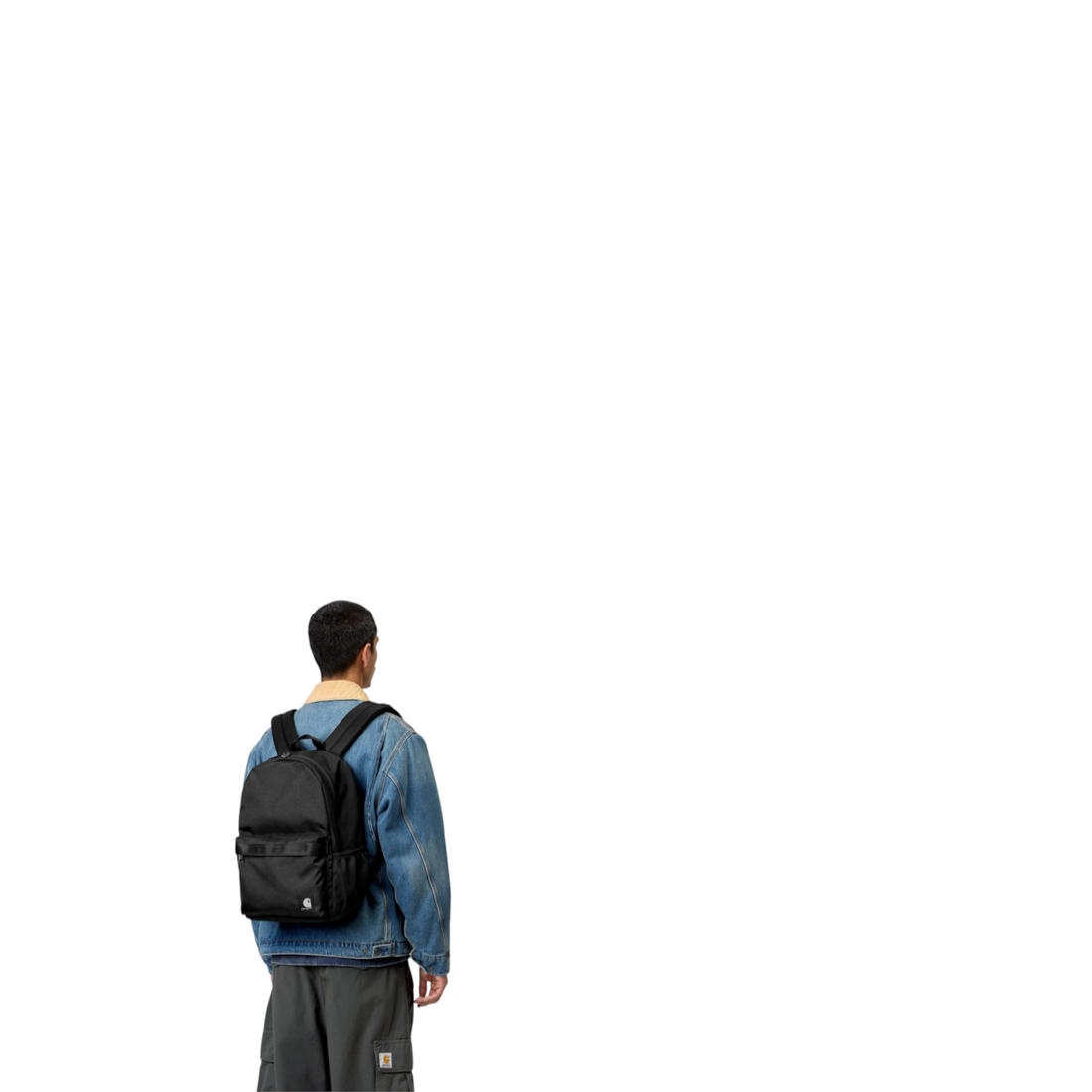 Homme portant un sac à dos noir Born2ride Carhartt WIP Richmond avec bretelles rembourrées, vue de dos