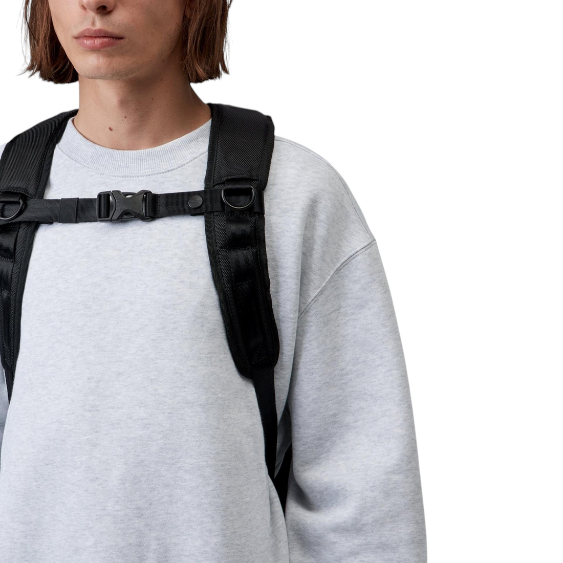 Sac de voyage noir Carhartt WIP Richmond Small Duffle porté en sac à dos par un mannequin sur fond gris