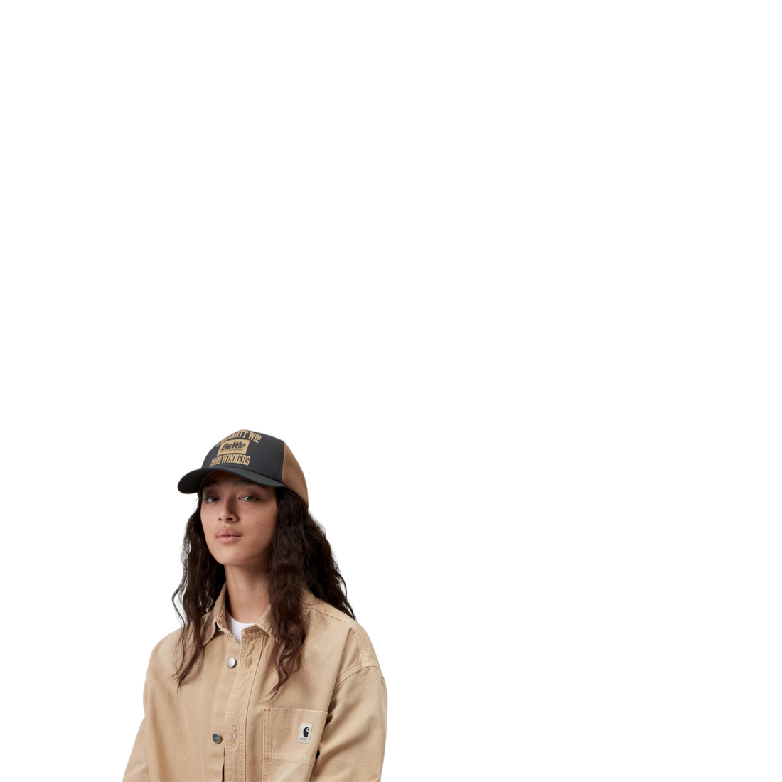 Casquette trucker Born2ride Carhartt WIP 1989 Winners noire et marron portée par une femme