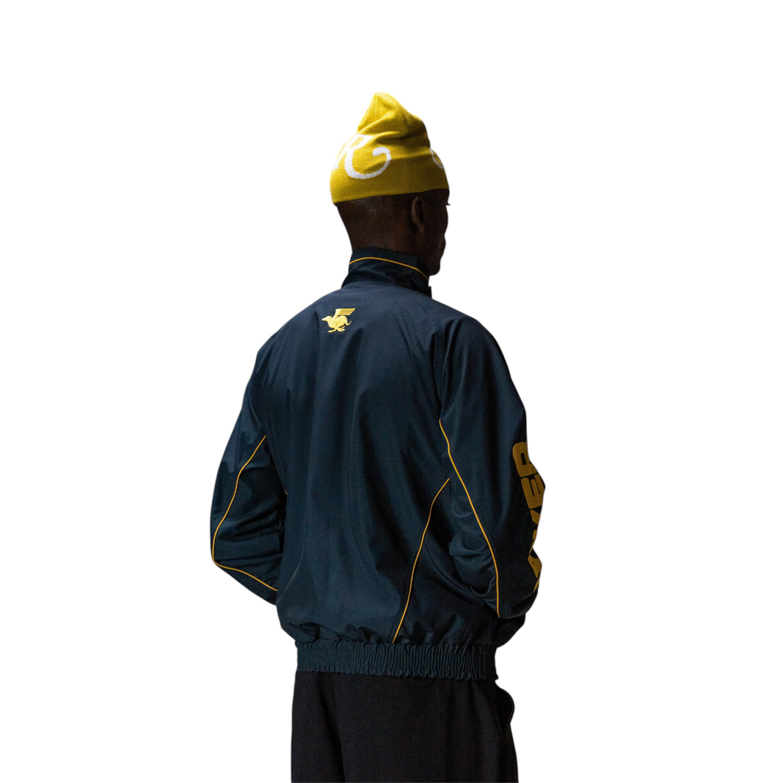 Homme portant la veste Born2ride Jacker Racing Jacket verte et jaune avec un bonnet assorti, vue de dos