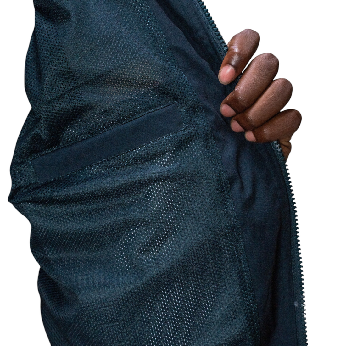 Gros plan sur la doublure en maille filet verte de la veste Jacker Racing Jacket de Born2ride