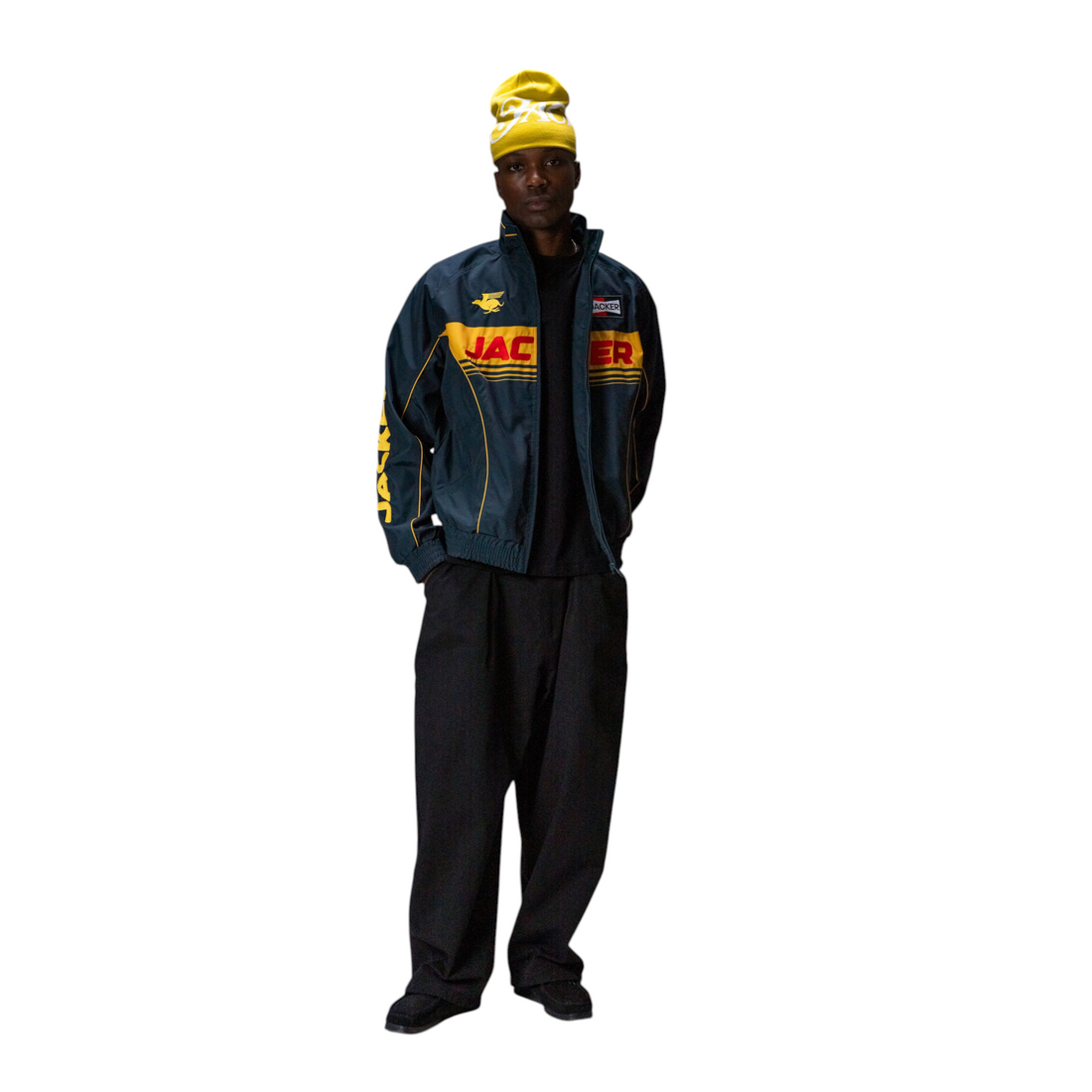 Homme portant une veste de course Born2ride Jacker verte en polyester avec logos graphiques et bonnet jaune