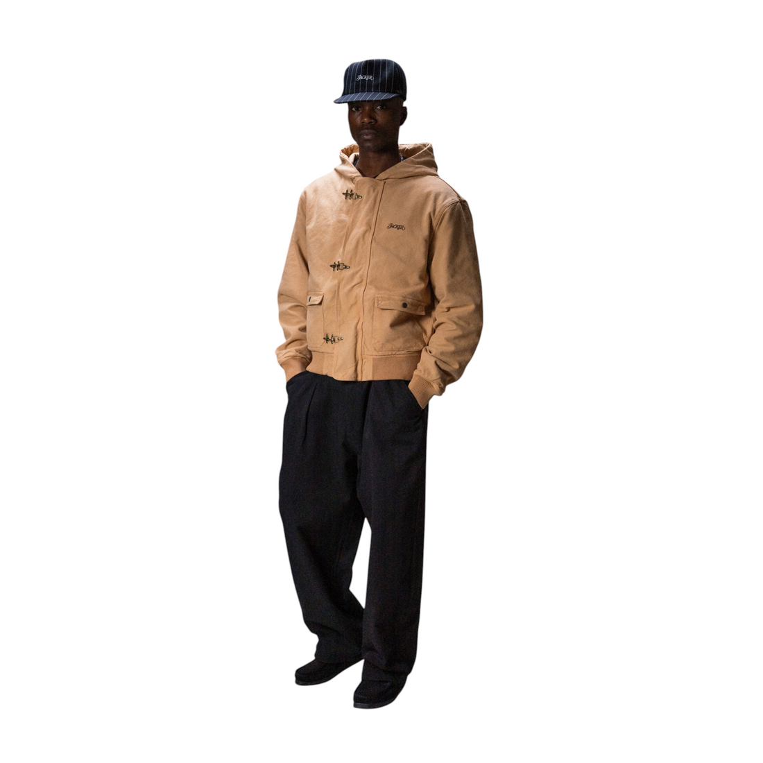 Homme portant une veste à capuche marron Jacker Turnout en coton avec fermetures à boucles, style streetwear Born2ride