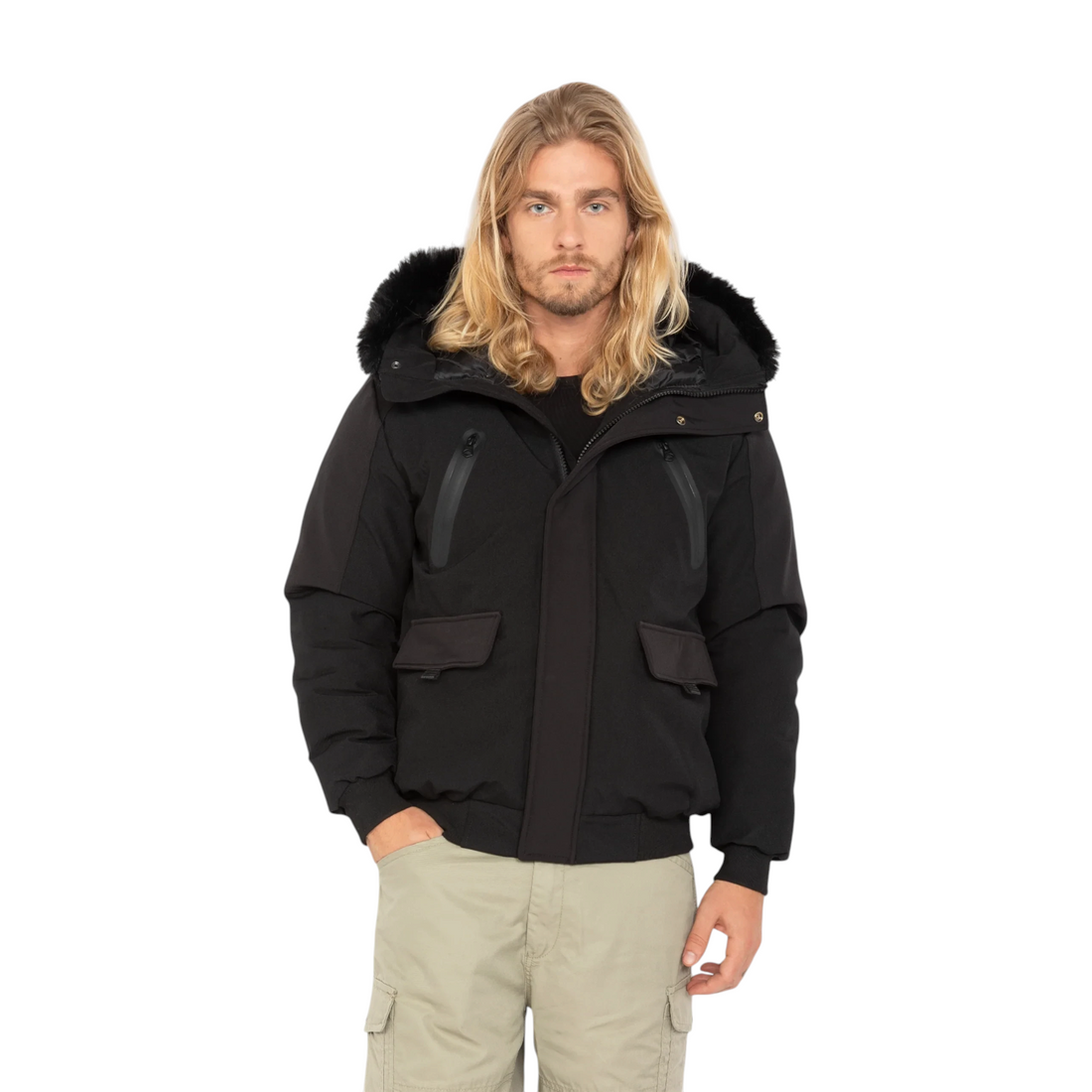 Blouson homme Schott Gaveen noir en soft shell avec capuche à fourrure, porté par un mannequin chez Born2ride