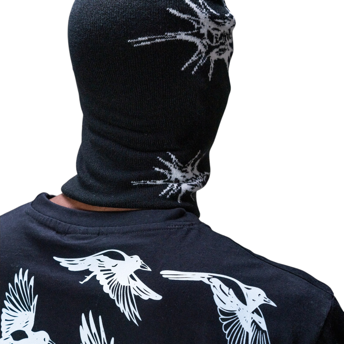 Cagoule noire en maille acrylique Jacker N°1890 avec motifs graphiques blancs, vue de dos, vendue par Born2ride