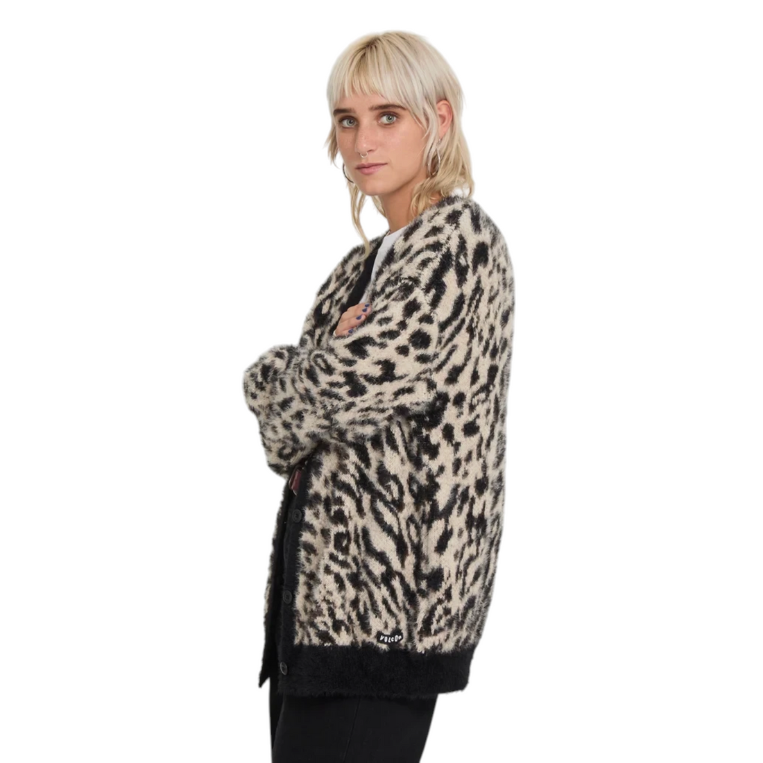 Cardigan femme Volcom Tigardi à imprimé animalier en maille douce, porté par une femme sur fond blanc chez Born2ride