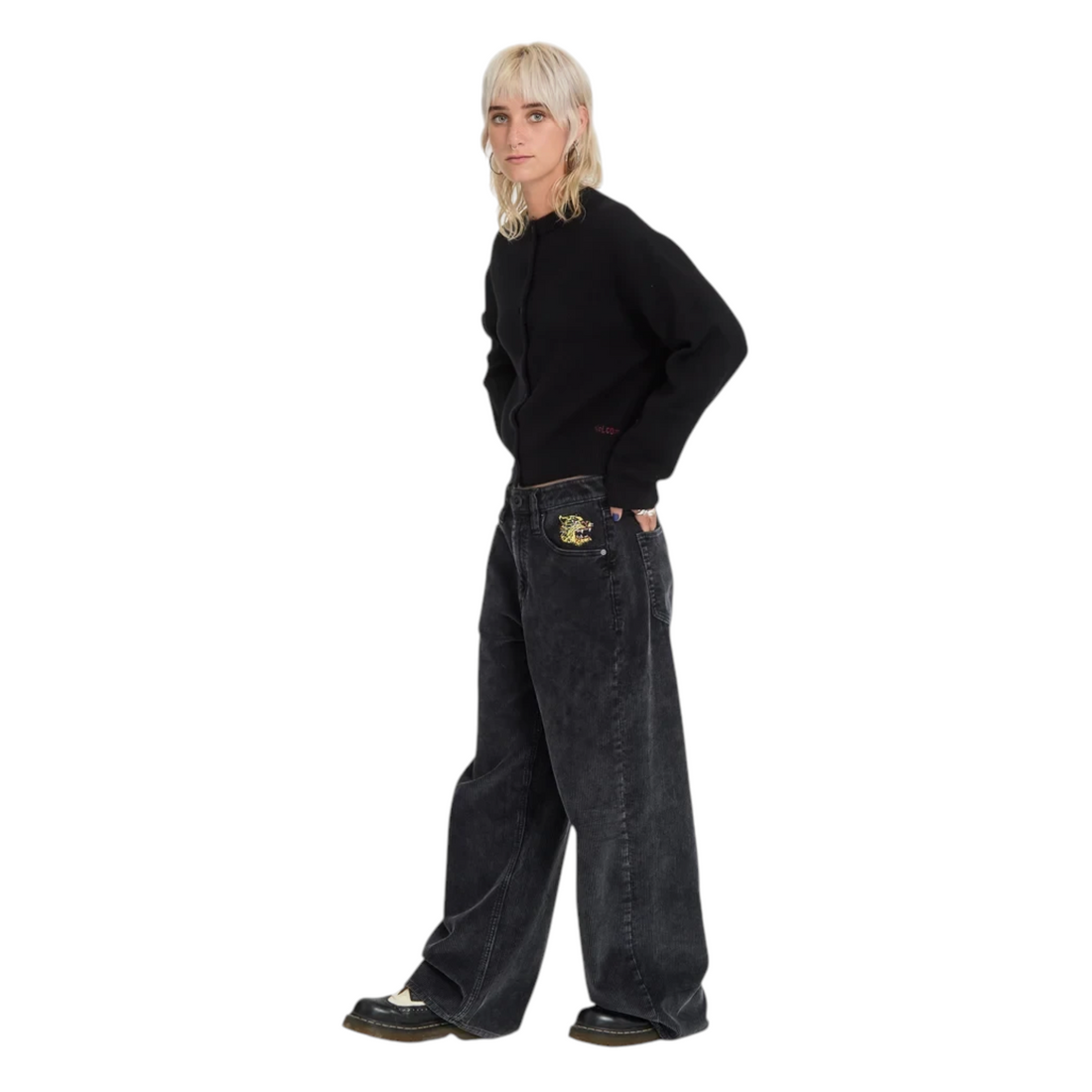 Mannequin portant le cardigan noir Volcom FA Ozzy en tricot doux avec un jean large, chez Born2ride